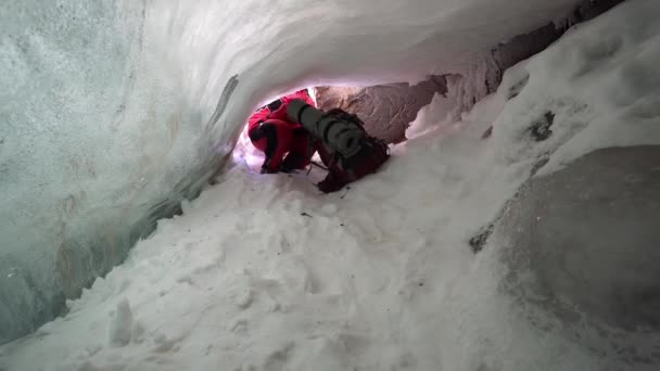 Tipo Com Uma Mochila Entrar Numa Caverna Gelo Debaixo Glaciar — Vídeo de Stock