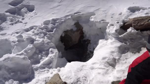 Horolezec Batohem Sestupuje Ledové Jeskyně Díře Jsou Velké Skály Všude — Stock video