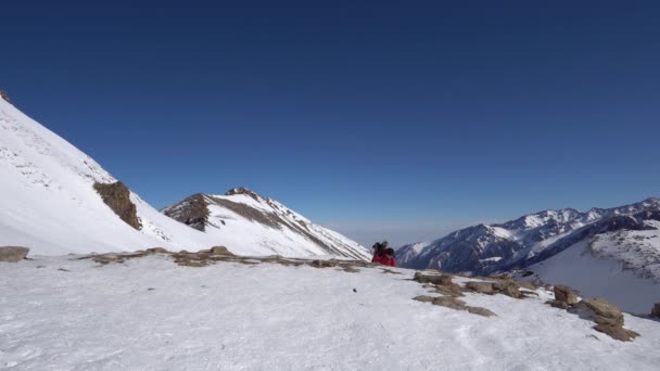 Facet Plecakiem Spaceruje Zaśnieżonych Górach Błękitne Niebo Biały Śnieg Ciężko — Wideo stockowe