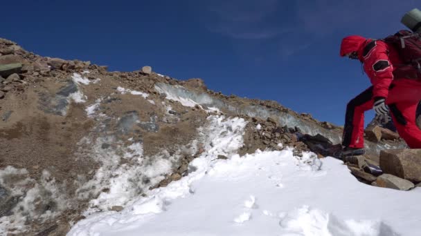 Guy Backpack Climbs Glacier Rocks Lot Snow Places Clouds Running — Stock video