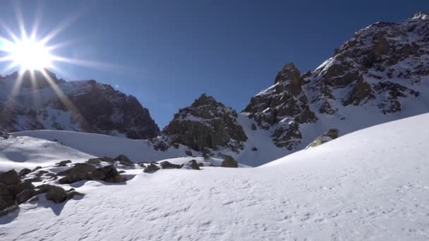 Snowy Mountains Ancient Glaciers Rocks Steep Cliffs Large Rocks Everything — Vídeo de Stock