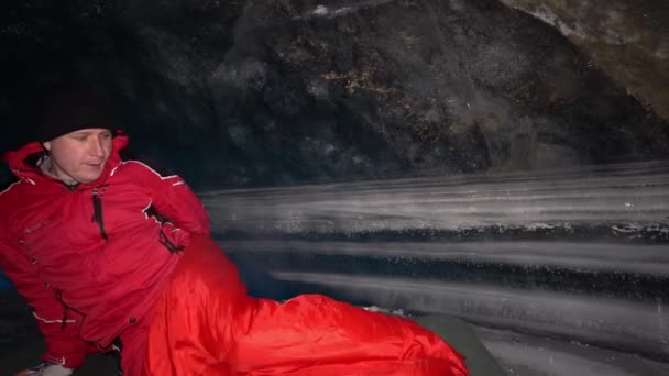 Τύπος Κοιμάται Υπνόσακο Σπηλιά Πάγο Ετοιμάζομαι Για Ύπνο Ένας Κόκκινος — Αρχείο Βίντεο