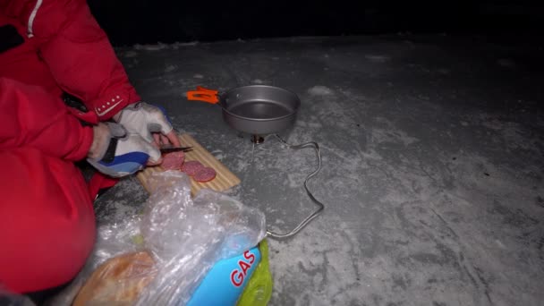 Guy Cooks Food Gas Ice Cave Climber Lights Burner Cuts — стоковое видео