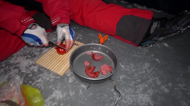 Guy Cooks Food Gas Ice Cave Climber Lights Burner Cuts — Vídeo de Stock