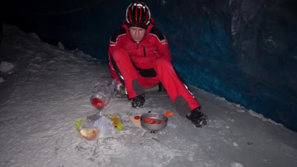 Guy Cooks Food Gas Ice Cave Climber Lights Burner Cuts — Video Stock