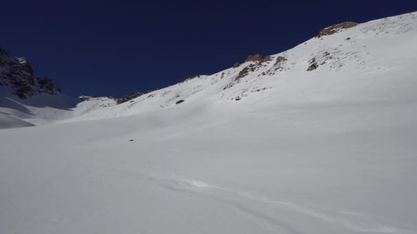 Снежные Горы Древними Ледниками Скалами Крутые Скалы Большими Скалами Покрыто — стоковое видео
