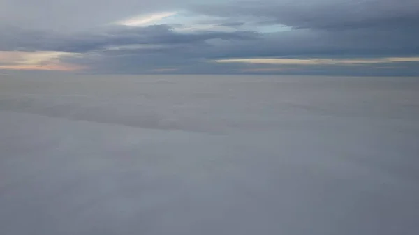 Een Hemelse Oceaan Van Wolken Vliegen Een Drone Lichtgele Stralen — Stockfoto