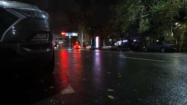 Νύχτα Βρέχει Υπάρχουν Αυτοκίνητα Στη Διασταύρωση Κόκκινο Φως Του Φαναριού — Φωτογραφία Αρχείου