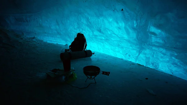 Guy Cooks Food Gas Ice Cave Climber Lights Burner Cuts — Fotografia de Stock