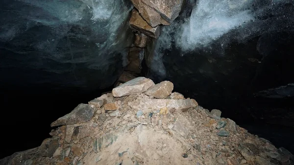 Чёрный Прозрачный Цвет Льда Пещере Маленькие Камни Висят Попало Замороженные — стоковое фото