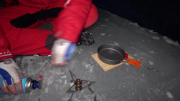 Chlápek Vaří Jídlo Benzínu Ledové Jeskyni Horolezec Zapaluje Hořák Krájí — Stock video