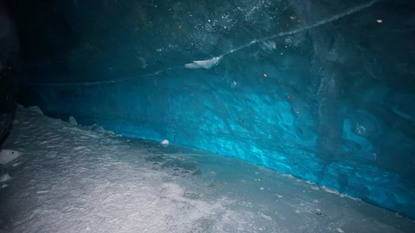 Ein Riesiger Korridor Einer Eishöhle Den Bergen Die Türkisfarbene Farbe — Stockfoto