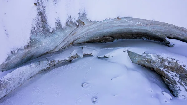 Een Enorme Ijsmuur Van Een Gletsjer Bergen Alles Bedekt Met — Stockfoto