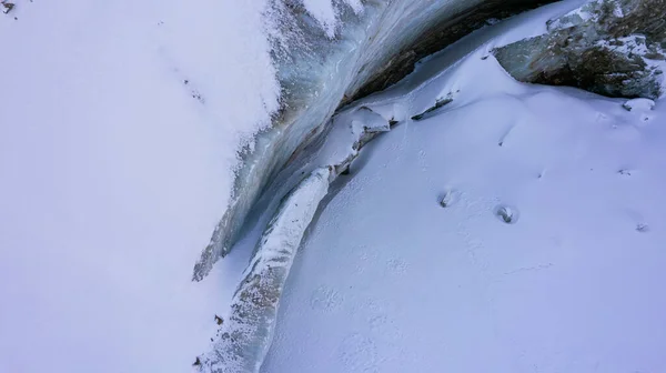 빙하에서 만들었습니다 과커다란 틈에서 드론이 사진이야 빙하가 부서지고 얼음이 떨어져 — 스톡 사진