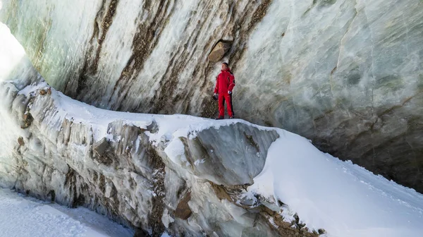 Τύπος Κόκκινα Στέκεται Στην Κορυφή Του Παγετώνα Παγωμένη Λίμνη Μορέιν — Φωτογραφία Αρχείου