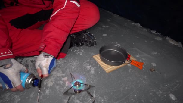 Guy Cooks Food Gas Ice Cave Climber Lights Burner Cuts — Vídeo de Stock