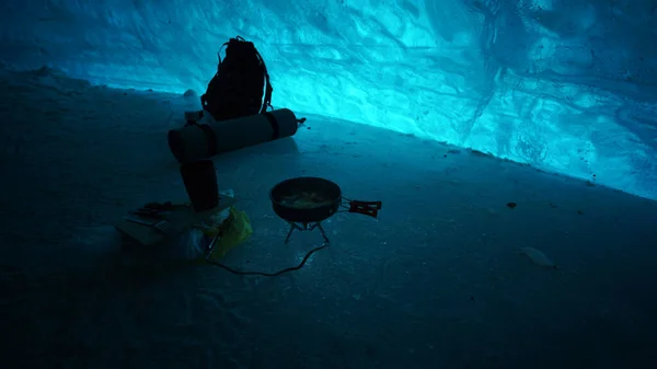 Bir Adam Buz Mağarasında Gazla Yemek Pişiriyor Dağcı Ocağı Yakar — Stok fotoğraf