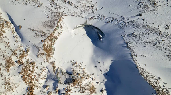 얼어붙은 관광객들이 있습니다 사진을 드론에서 위에서 사진이야 얼음은 대리석 비슷하다 — 스톡 사진