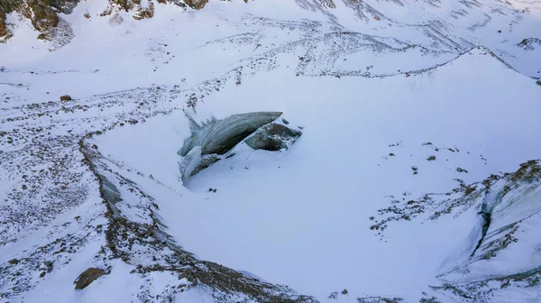 Величезна Крижана Стіна Льодовика Горах Покрито Снігом Великими Камінцями Верхній — стокове фото