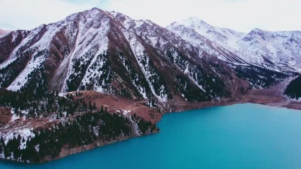 Μια Λίμνη Στα Βουνά Καταγάλανα Νερά Κηφήνας Άποψη Της Λίμνης — Αρχείο Βίντεο