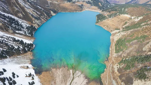 Dağlarda Turkuaz Mavi Suyu Olan Bir Göl Temiz Kozalaklı Ağaçlar — Stok fotoğraf