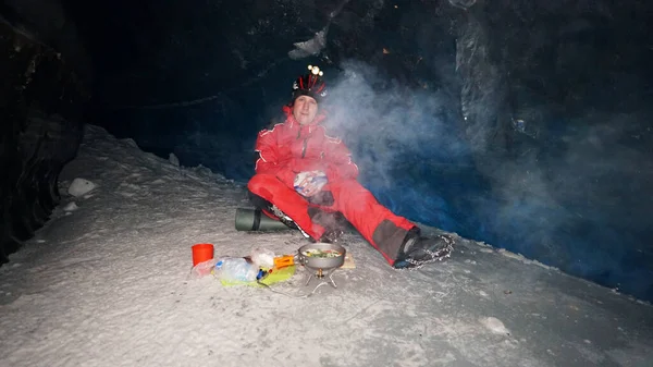 Bir Adam Buz Mağarasında Gazla Yemek Pişiriyor Dağcı Ocağı Yakar — Stok fotoğraf