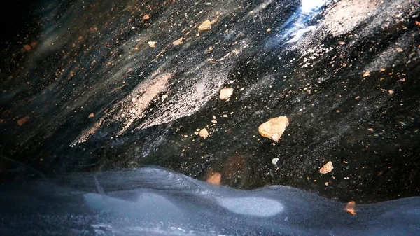 Die Schwarze Transparente Farbe Des Eises Der Höhle Stellenweise Hängen — Stockfoto