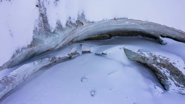 Dağlardaki Bir Buzuldan Dev Bir Buz Duvarı Her Yer Kar — Stok fotoğraf
