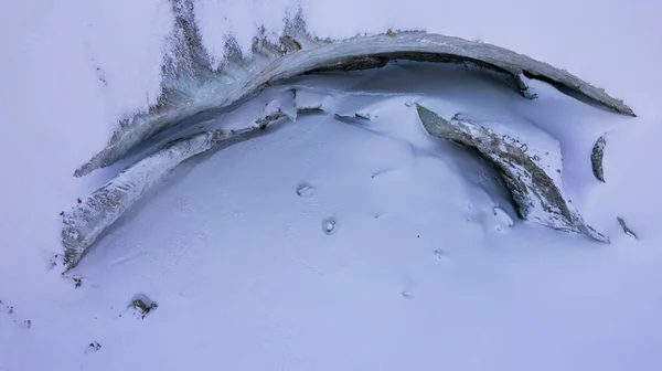 山上的冰川形成的巨大的冰墙 一切都被雪和大石头覆盖着 从无人驾驶飞机上俯瞰冰上的裂缝 冰川破裂 冰剥落 阿拉木图 — 图库照片