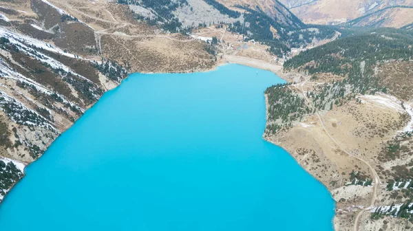Dağlarda Turkuaz Mavi Suyu Olan Bir Göl Temiz Kozalaklı Ağaçlar — Stok fotoğraf