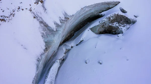빙하에서 만들었습니다 과커다란 틈에서 드론이 사진이야 빙하가 부서지고 얼음이 떨어져 — 스톡 사진