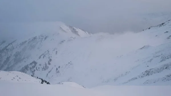Mystieke Dageraad Met Wolken Besneeuwde Bergen Witte Heuvels Zijn Bedekt — Stockfoto