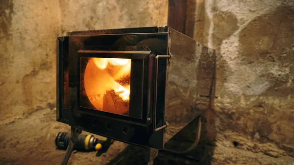 캠핑용 스토브에서는 유리문이 불이타고 연탄을 녹이는 과정을 수있다 금속으로 난로의 — 스톡 사진