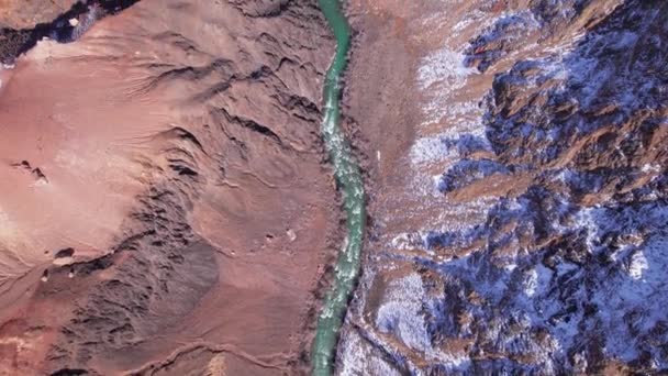 Longo Rio Com Água Verde Charyn Canyon Neve Branca Alguns — Vídeo de Stock