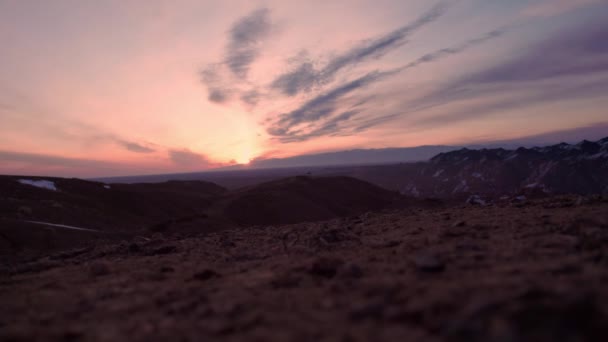Guy Trekking Boots Takes Steps Canyon Stops Edge Sunrise Orange — Stock Video