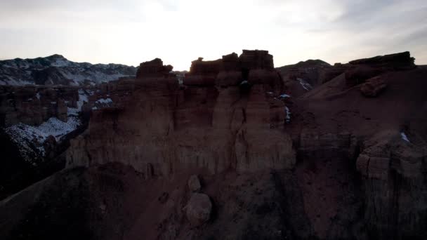 Charyn Grand Canyon Narancssárga Sziklafalakkal Légi Felvétel Meredek Kanyonfalak Repedések — Stock videók