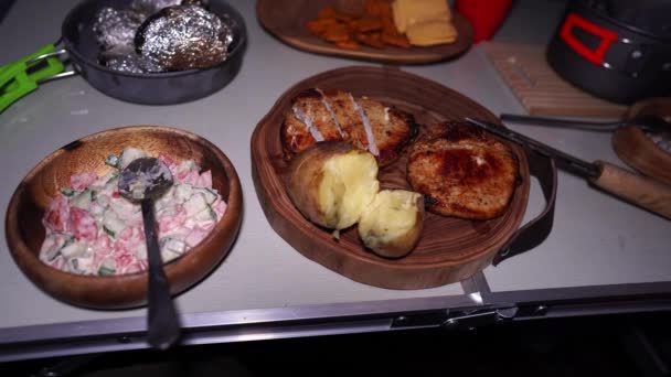 Νόστιμες Μπριζόλες Σαλάτα Και Πατάτες Στο Τραπέζι Κρέας Είναι Καλοψημένο — Αρχείο Βίντεο