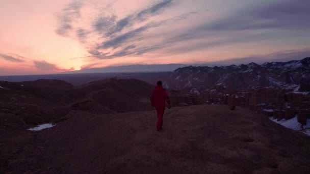 Facet Czerwieni Idzie Skraj Kanionu Czerwono Pomarańczowe Światło Wschodu Słońca — Wideo stockowe
