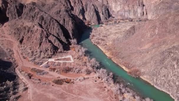 Długa Rzeka Zieloną Wodą Kanionie Charyn Niektórych Miejscach Jest Biały — Wideo stockowe
