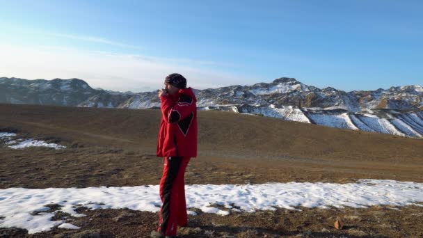 Orang Itu Minum Teh Panas Pegunungan Pagi Hari Ada Salju — Stok Video