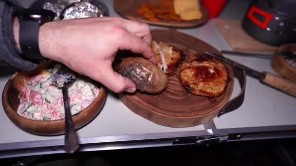 Νόστιμες Μπριζόλες Σαλάτα Και Πατάτες Στο Τραπέζι Κρέας Είναι Καλοψημένο — Αρχείο Βίντεο