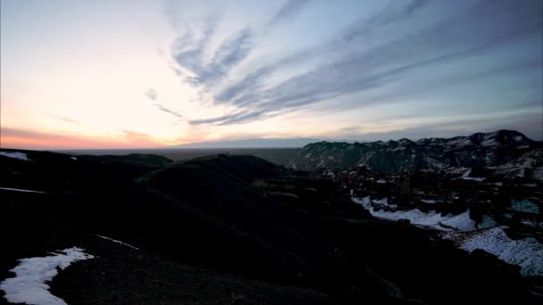 Büyük Kanyon Charyn Üzerinde Şafak Vakti Güneşin Kırmızı Işınları Parlak — Stok video