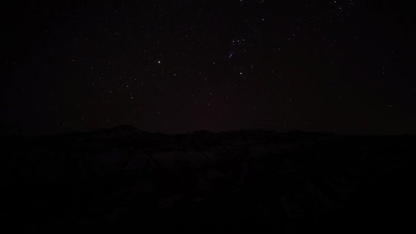 山の背景に星空のタイムラプス 星座が見えます 地球は宇宙を速く飛んでいる 車から離れてライト 星は地平線を越えて — ストック動画