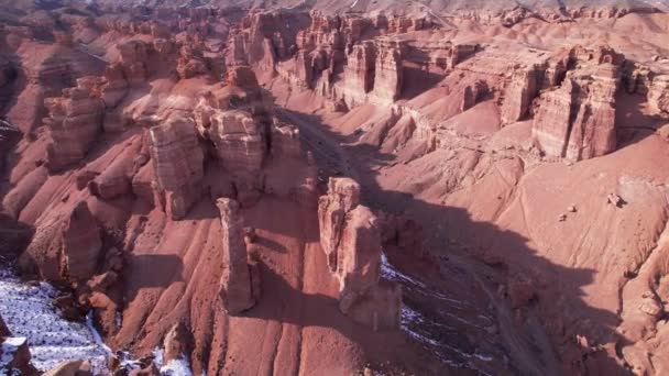 Charyn Grand Canyon Oranžovými Skalními Stěnami Vzdušný Výhled Trubce Strmých — Stock video