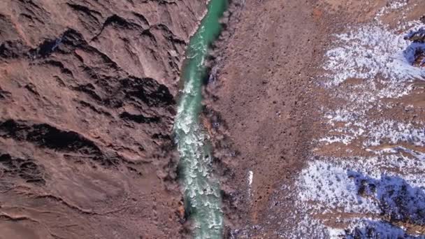 Egy Hosszú Folyó Zöld Vízzel Charyn Kanyonban Fehér Van Helyeken — Stock videók