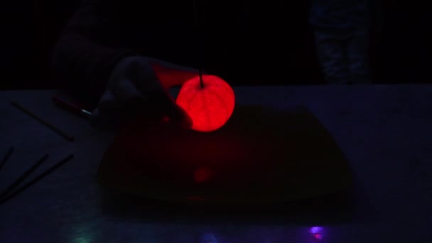 Espumante Arder Dentro Mandarim Brilhante Experimente Frutas Pratos Faíscas Voam — Vídeo de Stock