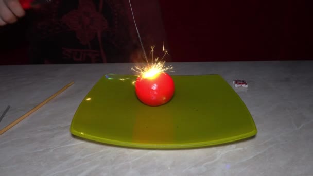 Espumante Arder Dentro Tomate Brilhante Experimente Com Verduras Prato Faíscas — Vídeo de Stock
