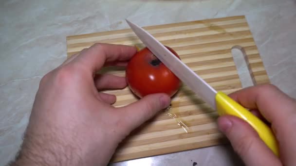 Pociąłem Świeży Pomidor Zgniłym Środkiem Soczysty Czerwony Pomidor Czarnym Paskiem — Wideo stockowe