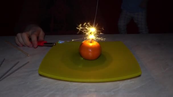 Espumante Arder Dentro Mandarim Brilhante Experimente Frutas Pratos Faíscas Voam — Vídeo de Stock