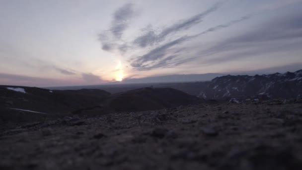 Facet Butach Trekkingowych Przechodzi Przez Kanion Zatrzymuje Się Krawędzi Wschód — Wideo stockowe